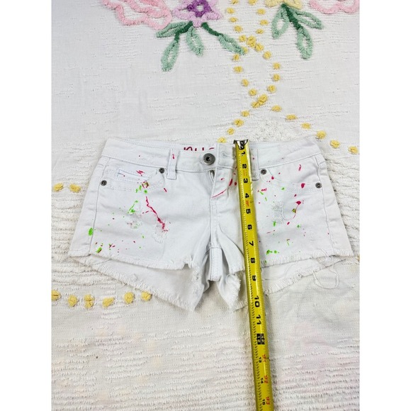 Rue21 White Denim Shorts Paint Splatter Distressed Frayed Raw Hem Casual 01 - Picture 3 of 7